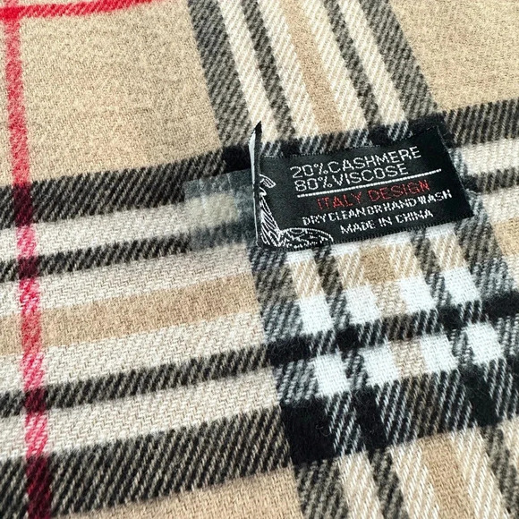 *Lot of 4* patterned scarves with tassels. - Picture 6 of 8